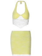 Zweiteiliges gelbes Spitzen-Set: Neckholder-Top und Minirock. Perfekt für Sommermode, trendige Damenbekleidung, stilvolle Outfits.