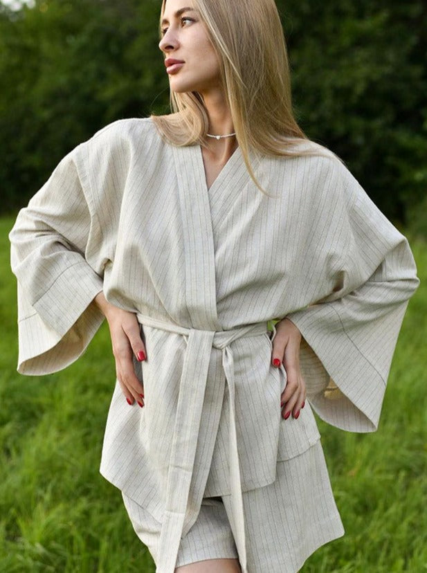 Eleganter Kimono aus Leinen in Beige, ideal für Sommermode. Perfekt für lässige Outfits und nachhaltige Mode. Hochwertige Verarbeitung.