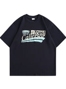 Schwarzes T-Shirt mit auffälligem Print "Trust Callersor", lässiger Stil, hochwertige Baumwolle, ideal für Streetwear und modische Outfits.