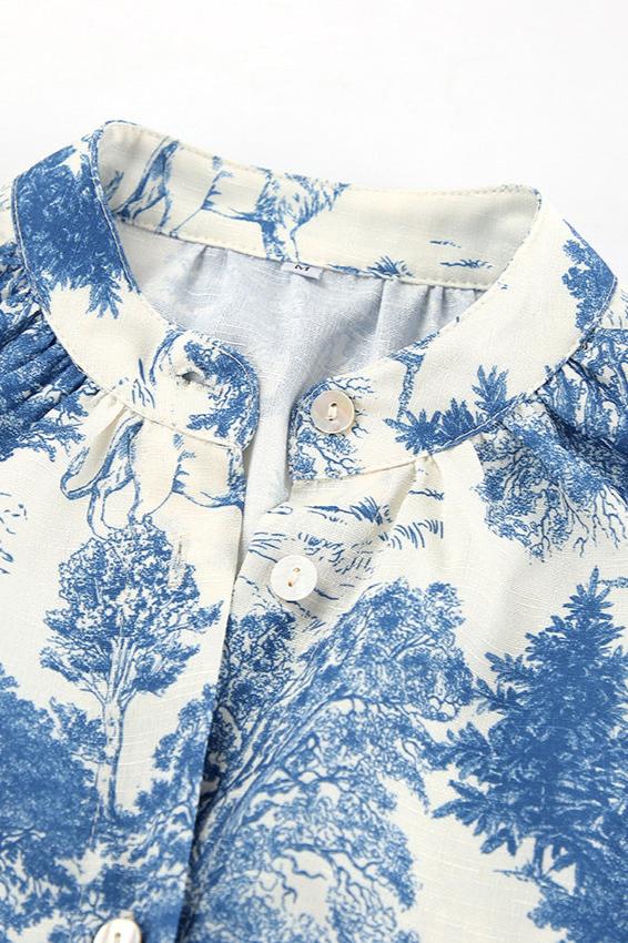 Blau-weißes Hemd mit Knopfleiste und Waldmotiv, aus Baumwolle. Perfekt für stilvolle, lässige Outfits. Hochwertige Verarbeitung.
