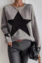 Damenpullover mit großem schwarzen Stern, grauer Strick, modisch, lässig, ideal für Herbst und Winter, kombiniert mit Lederhose und Kette.