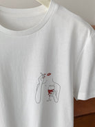 Weißes T-Shirt mit minimalistischem Design: rote Lippen, Zigarette und Weinglas. Trendige Mode, stilvolles Statement, hochwertiger Baumwollstoff.