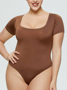 Brauner Kurzarm-Body für Damen, nahtlos und figurbetont. Perfekt für Plus-Size-Mode, bequem und vielseitig für Alltag und Freizeit.