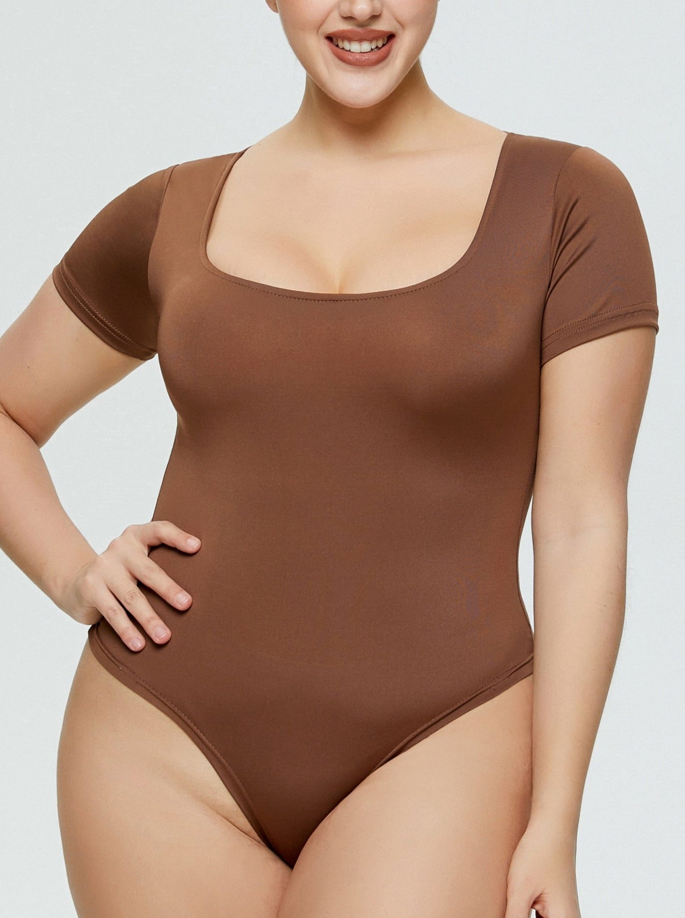 Brauner Kurzarm-Body für Damen, nahtlos und figurbetont. Perfekt für Plus-Size-Mode, bequem und vielseitig für Alltag und Freizeit.