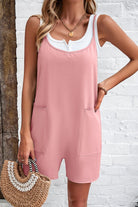 Damen Jumpsuit in Rosa, ärmellos, mit Taschen. Perfekt für Sommermode. Kombiniert mit Strohtasche für lässigen, stilvollen Look.