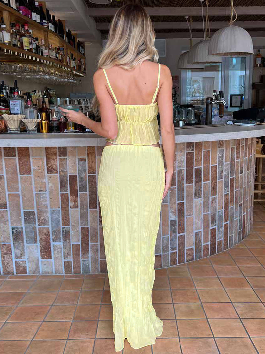 Frau in gelbem Sommerkleid an einer Bar, Rückenansicht. Perfekt für Strandmode, Sommeroutfits, stilvolle Freizeitkleidung.