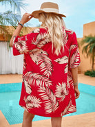 Frau im roten Sommerkleid mit Palmenmuster, Strohhut, am Pool. Perfekt für Strandmode, tropische Outfits, Sommerurlaub.