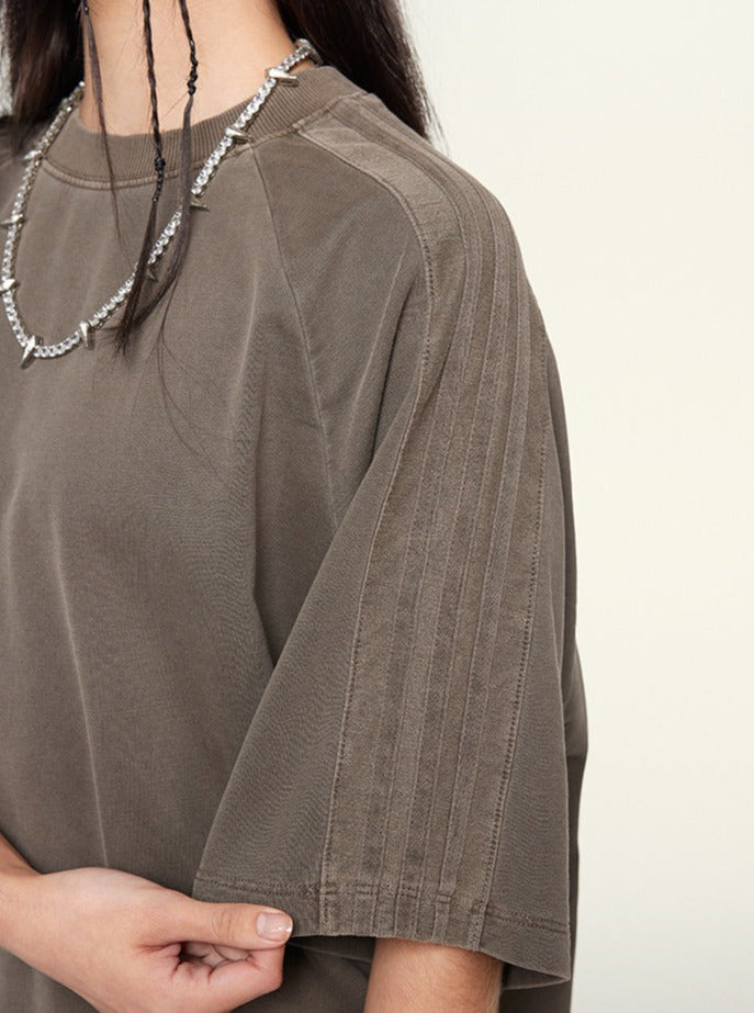 Damen T-Shirt in Khaki mit kurzen Ärmeln und Streifenmuster, kombiniert mit einer silbernen Kette. Perfekt für lässige Mode und Streetwear.