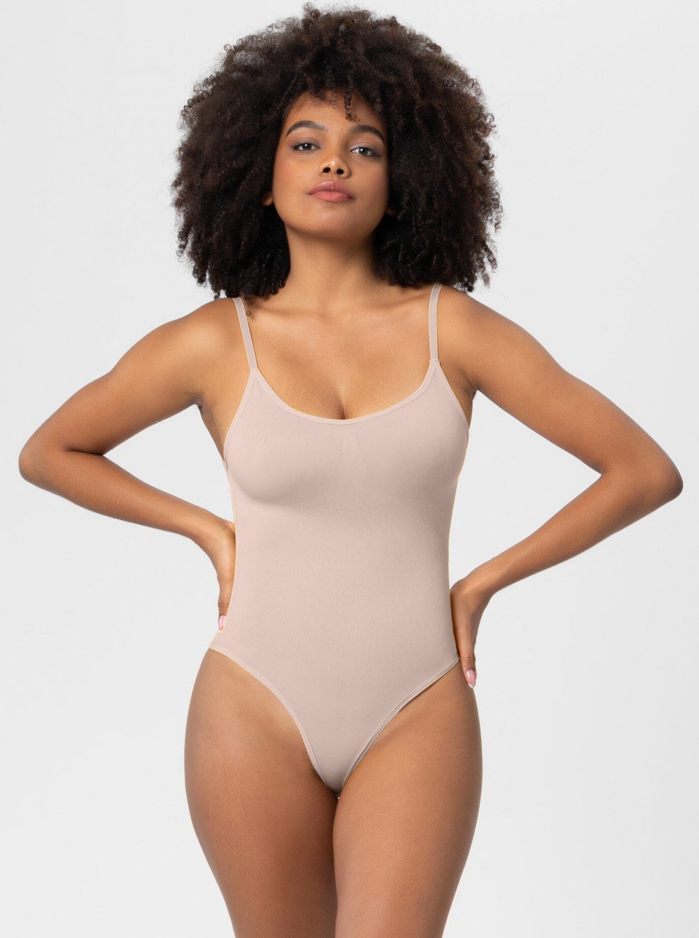 Damen-Body in Beige, nahtloses Design, Spaghettiträger, figurbetont, ideal für Unterwäsche oder als Oberbekleidung, bequem und stilvoll.