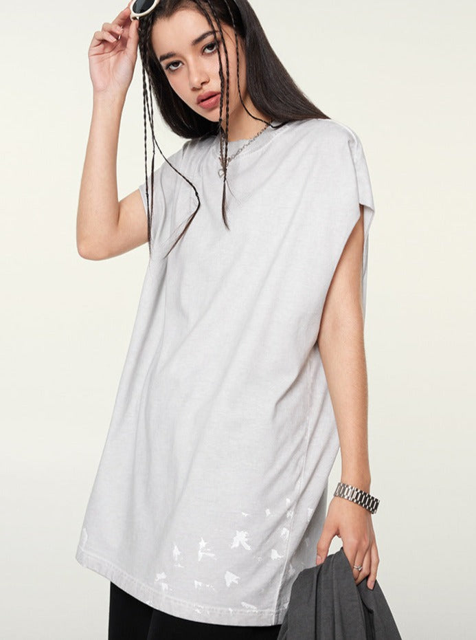 Frau in weißem Oversize-T-Shirt mit Vogel-Print, modische Sonnenbrille, lässiger Look, Streetwear, trendige Damenmode, urbaner Stil.