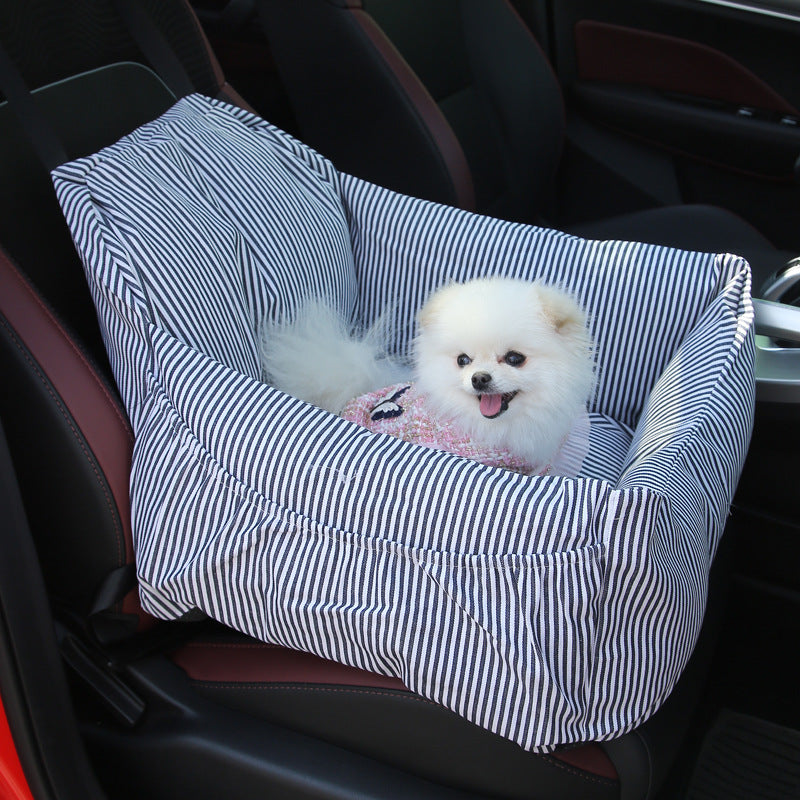Gestreifter Hundesitz fürs Auto, bequem, sicher, für kleine Hunde, weißer Pomeranian.