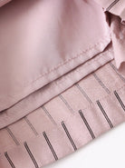 Rosa gestreiftes Hemd aus Baumwolle, elegant und modern. Perfekt für Business- und Freizeitkleidung. Hochwertige Verarbeitung, stilvoller Look.