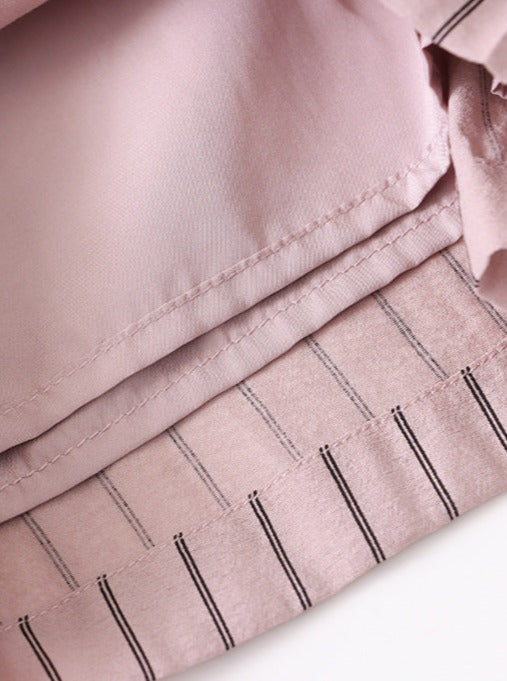 Rosa gestreiftes Hemd aus Baumwolle, elegant und modern. Perfekt für Business- und Freizeitkleidung. Hochwertige Verarbeitung, stilvoller Look.