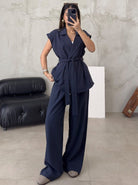 Eleganter dunkelblauer Damenanzug mit Gürtel, ideal für Business- und Freizeitkleidung. Stilvoller Look, perfekt für moderne Frauenmode.