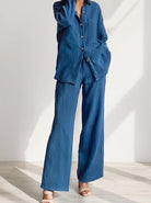 Damenanzug in Blau, bestehend aus lockerem Hemd und weiten Hosen. Perfekt für eleganten Freizeitlook. Modetrend, bequem, stilvoll.