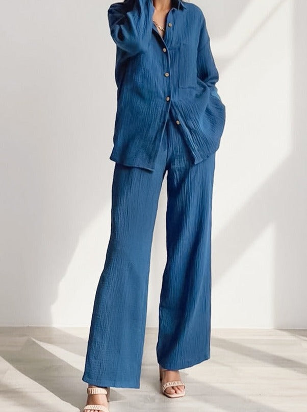 Damenanzug in Blau, bestehend aus lockerem Hemd und weiten Hosen. Perfekt für eleganten Freizeitlook. Modetrend, bequem, stilvoll.