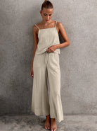 Damen-Leinen-Set in Beige, bestehend aus ärmellosem Top und weiten Hosen. Perfekt für Sommermode, lässiger Look, atmungsaktiver Stoff.