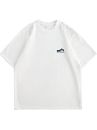 Weißes T-Shirt mit minimalistischem Bergmotiv, aus Baumwolle, ideal für Outdoor-Enthusiasten. Perfekt für Freizeit und Abenteuer.