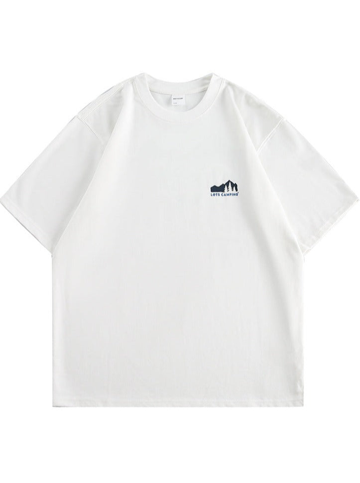 Weißes T-Shirt mit minimalistischem Bergmotiv, aus Baumwolle, ideal für Outdoor-Enthusiasten. Perfekt für Freizeit und Abenteuer.