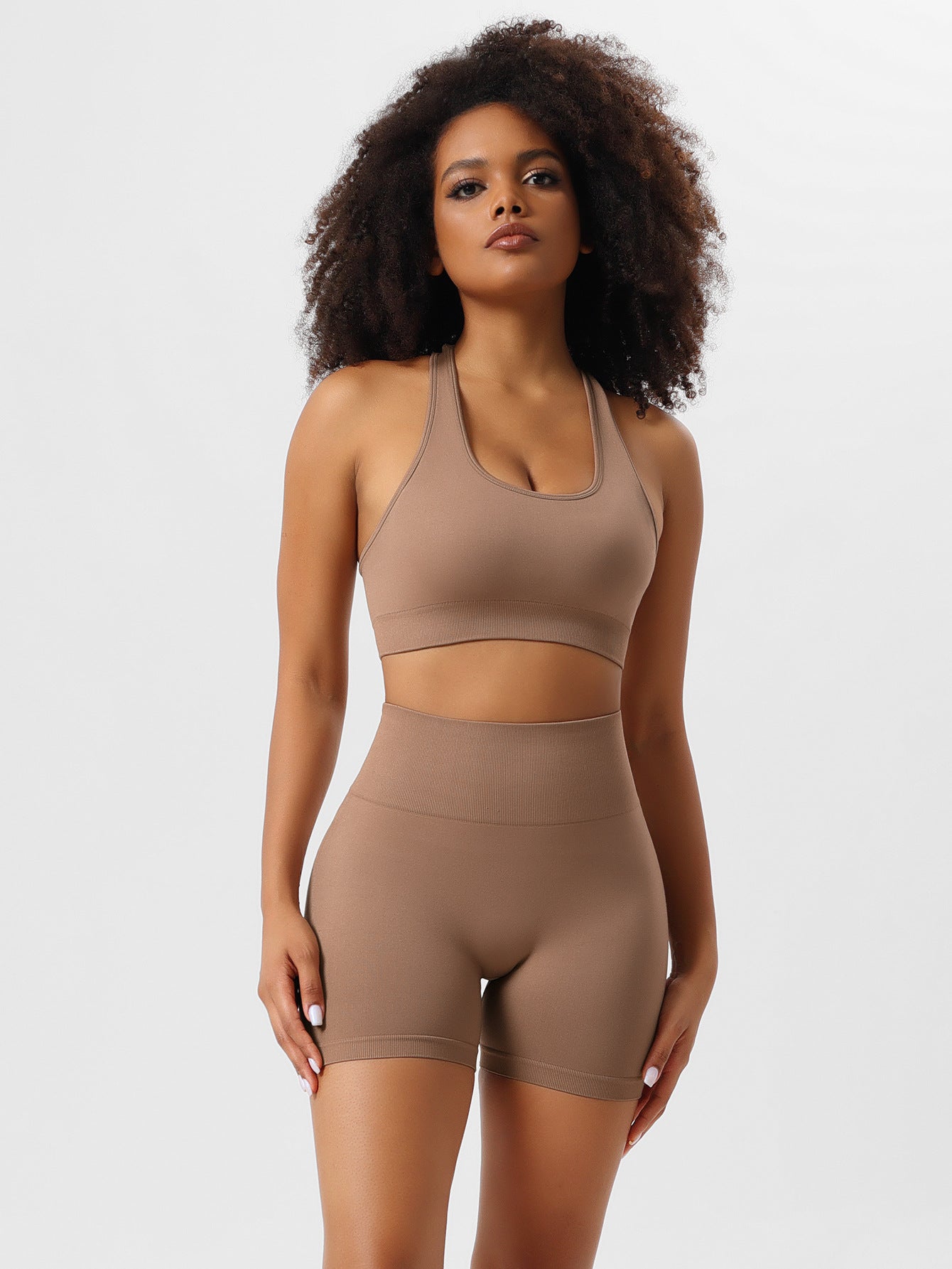 Damen-Sportset in Beige, bestehend aus nahtlosem Sport-BH und Shorts. Ideal für Fitness, Yoga und Workout. Atmungsaktiv und bequem.