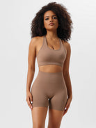 Damen-Sportset in Beige, bestehend aus nahtlosem Sport-BH und Shorts. Ideal für Fitness, Yoga und Workout. Atmungsaktiv und bequem.