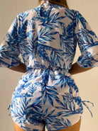 Damen Jumpsuit mit blauem Blattmuster, kurzärmelig, sommerlich, modisch, bequem, ideal für Strand und Freizeit. Perfekt für warme Tage.