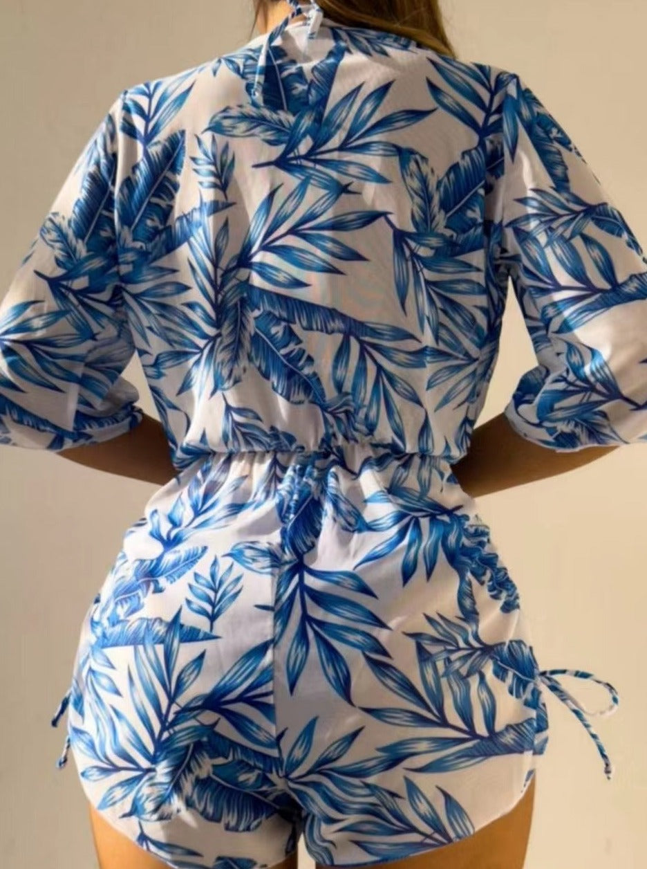 Damen Jumpsuit mit blauem Blattmuster, kurzärmelig, sommerlich, modisch, bequem, ideal für Strand und Freizeit. Perfekt für warme Tage.