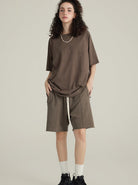 Damenmode: Lässiges braunes T-Shirt und Shorts-Set, ideal für Sommer und Freizeit. Bequemes Design, perfekt für trendige Alltagslooks.