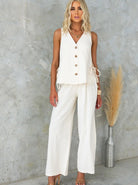 Elegantes Damen-Outfit: Weißes ärmelloses Top mit Knöpfen und weite Hose. Perfekt für Sommermode, Freizeitkleidung, stilvolle Damenbekleidung.
