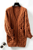 Brauner Strick-Cardigan mit Zopfmuster, V-Ausschnitt und Taschen. Perfekt für Herbstmode, Damenbekleidung, gemütlicher Stil.