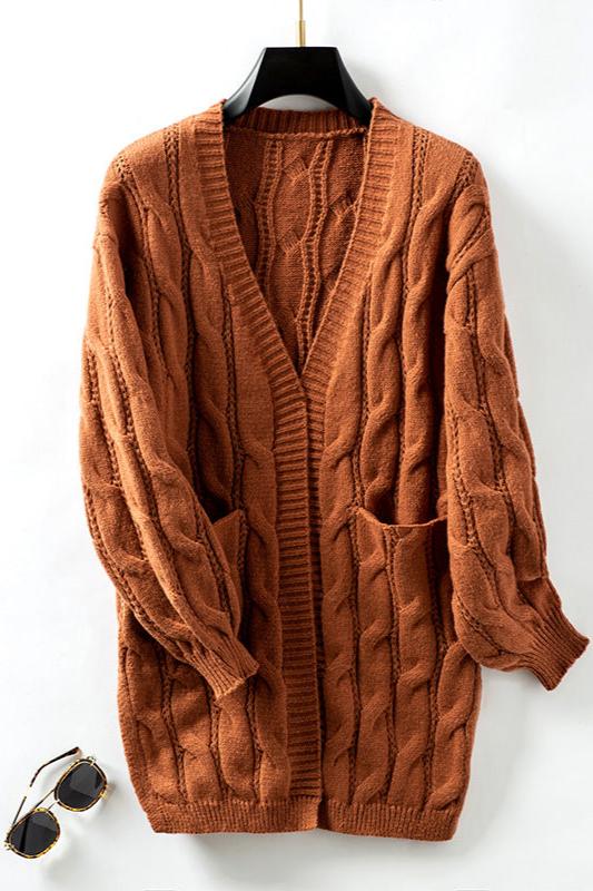Brauner Strick-Cardigan mit Zopfmuster, V-Ausschnitt und Taschen. Perfekt für Herbstmode, Damenbekleidung, gemütlicher Stil.