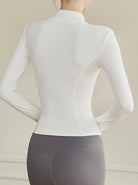 Damen-Sportoberteil in Weiß, langärmelig, figurbetont, ideal für Yoga und Fitness. Atmungsaktives Material, modisch und funktional.