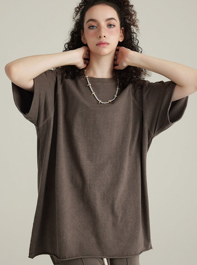 Damen T-Shirt in Braun, lässiger Oversize-Schnitt, ideal für modische Freizeitlooks. Perfekt kombinierbar, bequem und stilvoll.