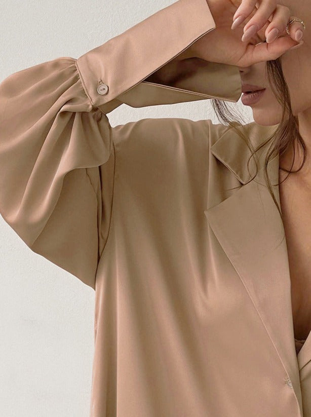 Elegante beige Bluse mit Puffärmeln, ideal für Damenmode. Perfekt für stilvolle Outfits und zeitlose Eleganz. Hochwertige Stoffqualität.