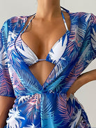 Frau in tropischem Badeanzug mit blauem Palmenmuster, Sommermode, Strandkleidung, stilvoller Bikini, tropische Muster, Urlaubsoutfit.