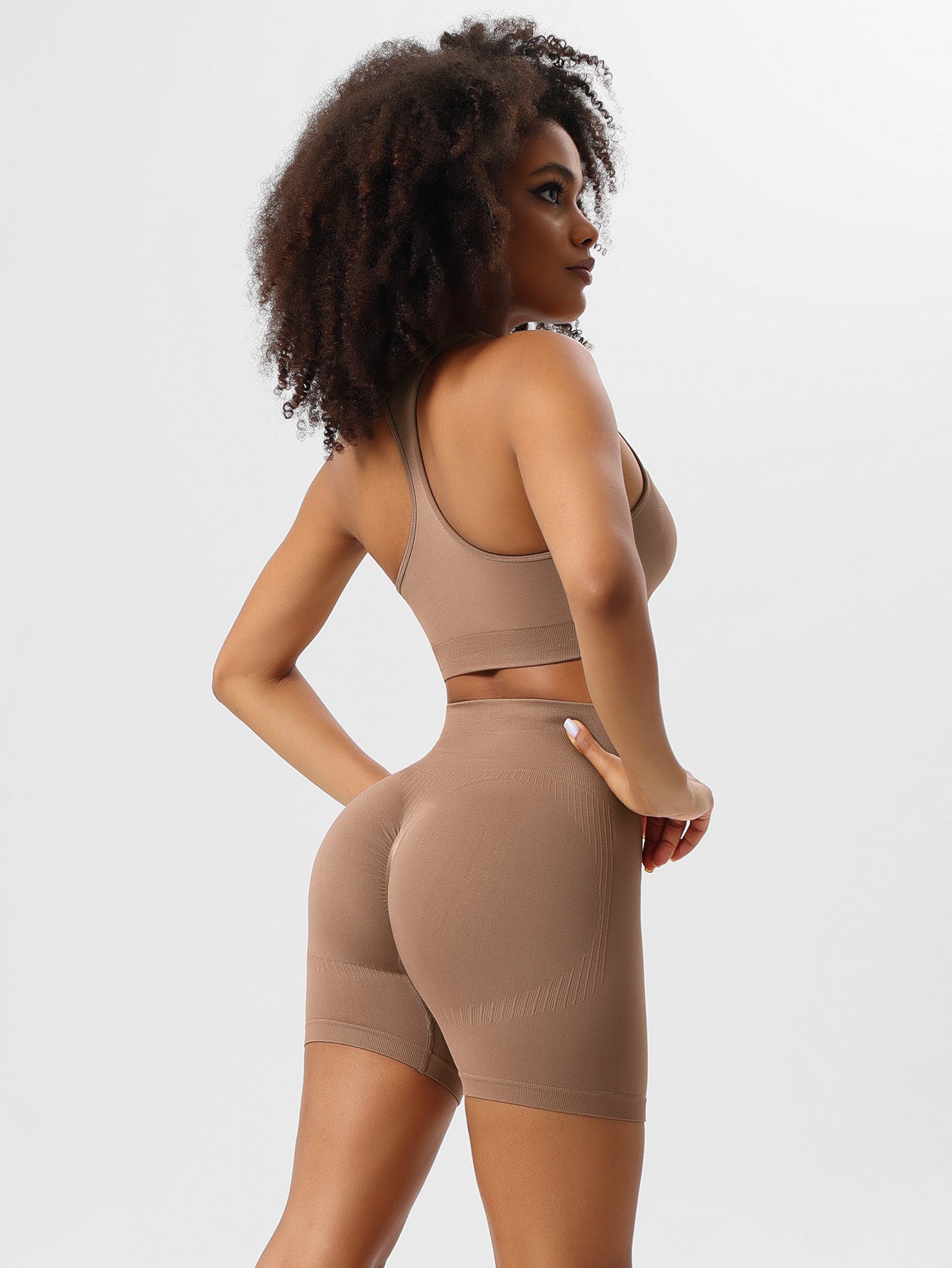 Nahtloses, hautenges Sport-Set in Beige für Damen, bestehend aus Sport-BH und Shorts. Ideal für Fitness, Yoga und Workout. Bequem und stylisch.
