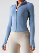Damen-Sportjacke in Hellblau, figurbetont, mit Reißverschluss und Daumenlöchern. Ideal für Fitness, Yoga und Outdoor-Aktivitäten.