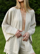 Eleganter Damen-Zweiteiler aus Leinen, beige, mit Streifenmuster. Perfekt für Sommermode, Freizeitkleidung, stilvoll und bequem.