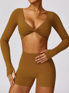 Damen-Sportset in Braun, bestehend aus langärmligem Crop-Top und Shorts. Ideal für Fitness, Yoga und aktive Freizeit. Hochwertige Sportbekleidung.