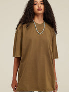 Braunes Oversize-T-Shirt für Damen, lässiger Stil, aus Baumwolle, ideal für Streetwear. Perfekt kombinierbar mit Jeans und Accessoires.