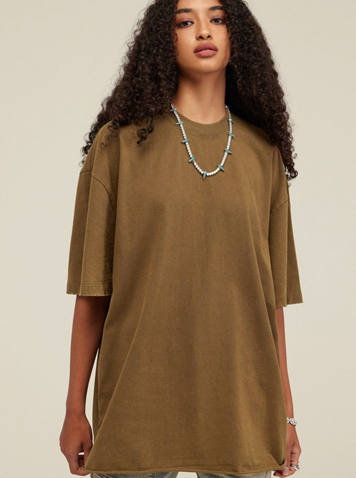 Braunes Oversize-T-Shirt für Damen, lässiger Stil, aus Baumwolle, ideal für Streetwear. Perfekt kombinierbar mit Jeans und Accessoires.