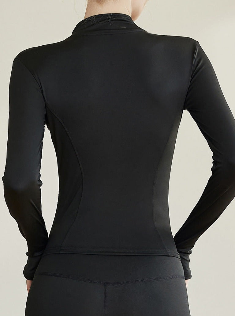 Schwarzes Damen-Sportoberteil, langärmelig, nahtlos, atmungsaktiv, ideal für Fitness und Yoga. Hochwertige Funktionskleidung für aktive Frauen.