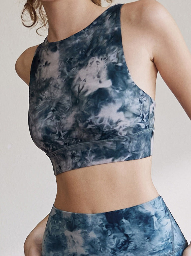 Damen Sport-BH in blauem Batikmuster, nahtloses Design, ideal für Yoga und Fitness. Hochwertige Materialien, modisch und bequem.