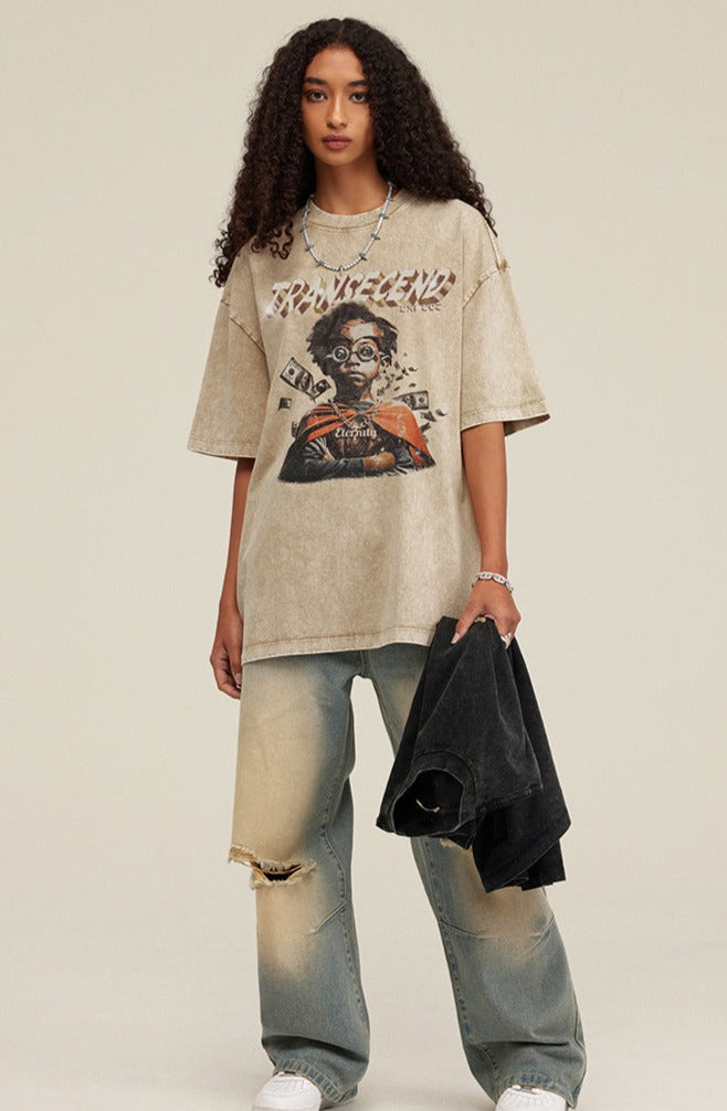 Frau in lässigem Outfit mit übergroßem T-Shirt und Jeans, hält Jacke. Streetwear, Mode, urbaner Stil, trendige Kleidung, junge Erwachsene.