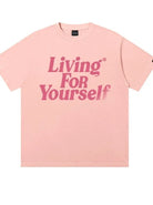 Rosa T-Shirt mit dem Aufdruck "Living For Yourself" in kräftigem Pink. Perfekt für modische Streetwear und lässige Outfits.