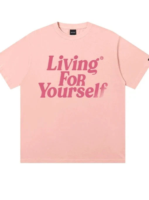 Rosa T-Shirt mit dem Aufdruck "Living For Yourself" in kräftigem Pink. Perfekt für modische Streetwear und lässige Outfits.