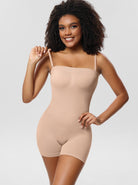 Nahtloser, hautfarbener Shapewear-Body für Damen, formt Taille und Hüfte, ideal unter Kleidung, bequem und atmungsaktiv für den Alltag.