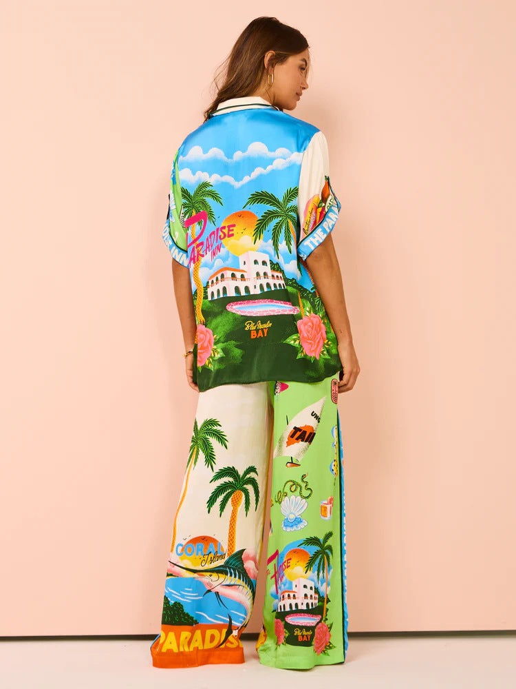 Farbintensiver Damen-Zweiteiler mit tropischem Print, Palmen und Strandmotiven. Perfekt für Sommermode, Urlaub und Strandoutfits.