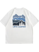 Weißes T-Shirt mit blauem Bergmotiv und "Let's Camping"-Aufdruck. Perfekt für Outdoor-Enthusiasten und Camping-Liebhaber. Hochwertige Baumwolle.
