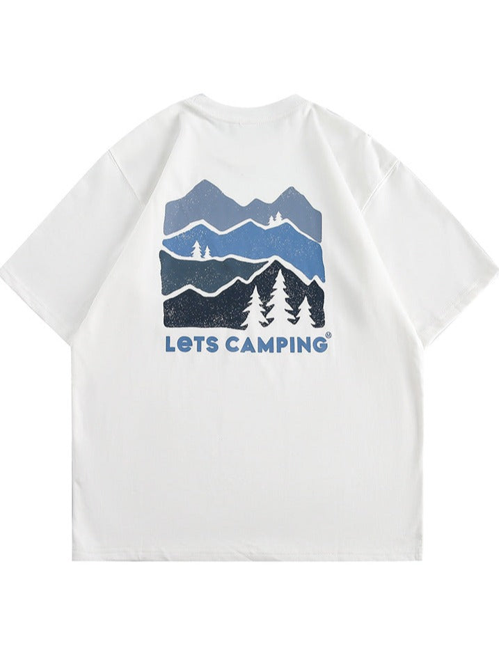 Weißes T-Shirt mit blauem Bergmotiv und "Let's Camping"-Aufdruck. Perfekt für Outdoor-Enthusiasten und Camping-Liebhaber. Hochwertige Baumwolle.